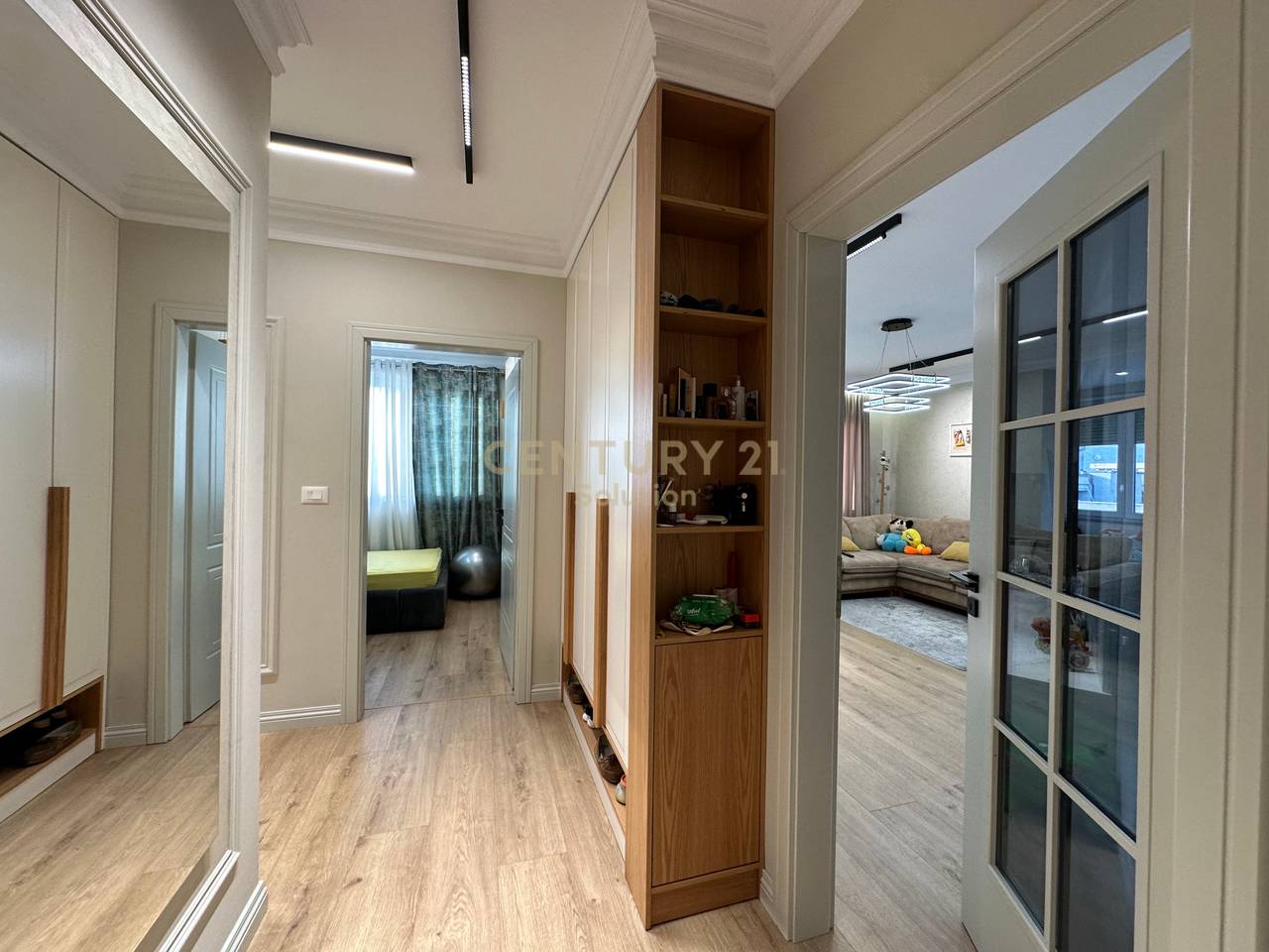 APARTAMENT 3+1+2+ VERANDE PER SHITJE PRANE VILES L !