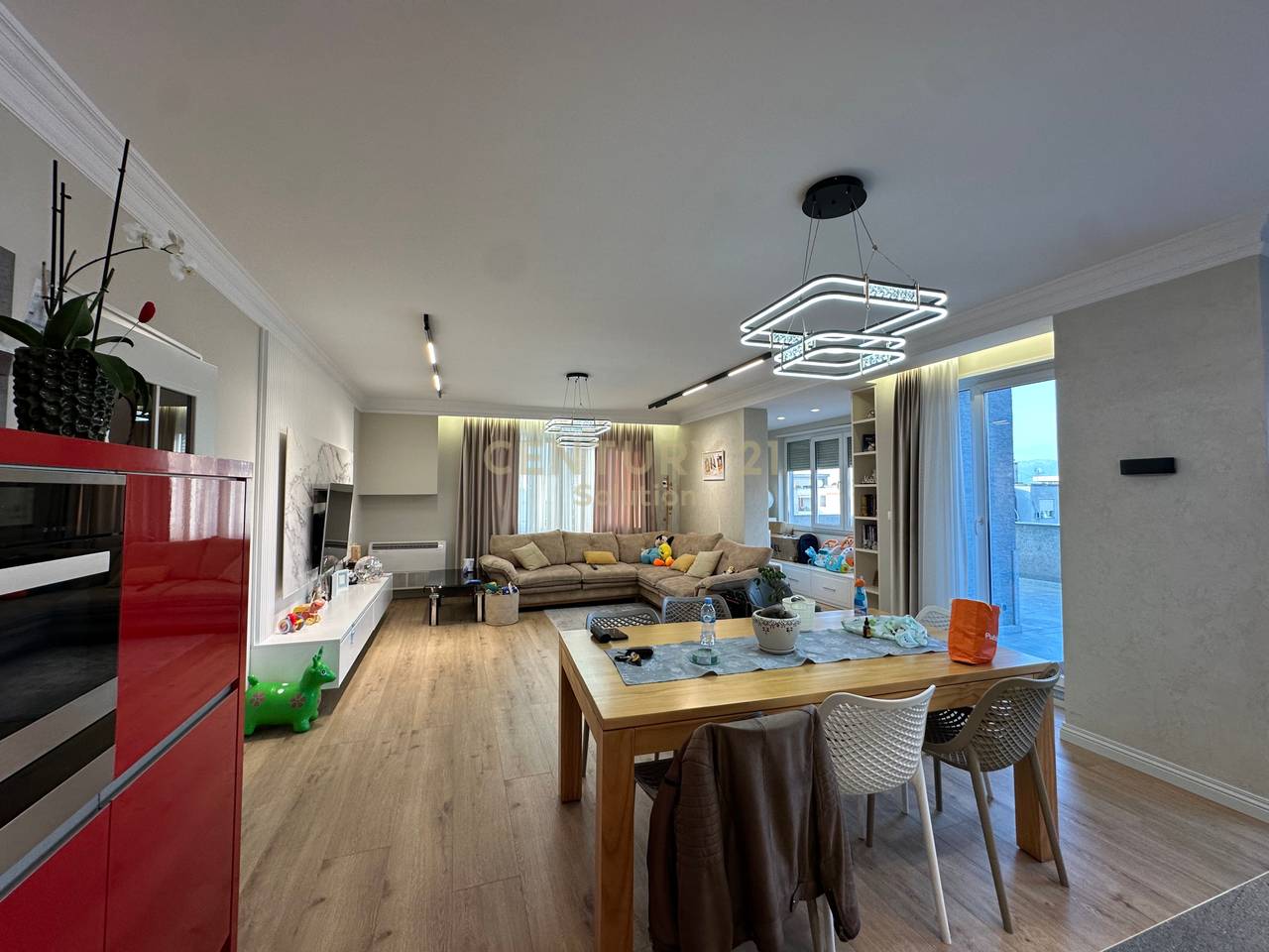 APARTAMENT 3+1+2+ VERANDE PER SHITJE PRANE VILES L !