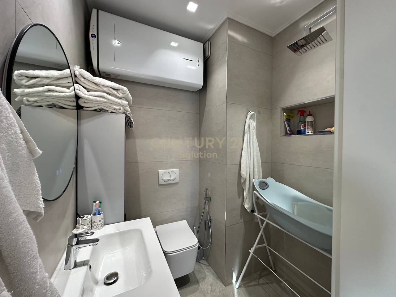 APARTAMENT 3+1+2+ VERANDE PER SHITJE PRANE VILES L !