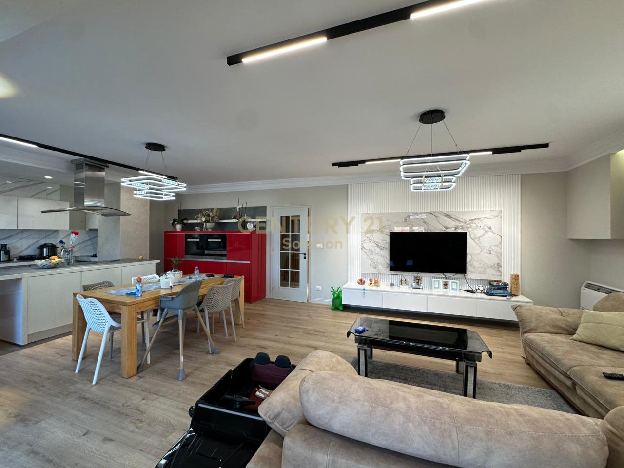 APARTAMENT 3+1+2+ VERANDE PER SHITJE PRANE VILES L !