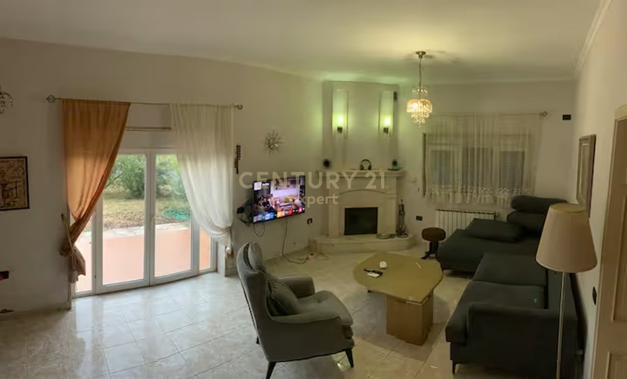 BUILDING FOR RENT 2 FLOORS + ATTIC WITH YARD NEXT TO MAIN ROAD!