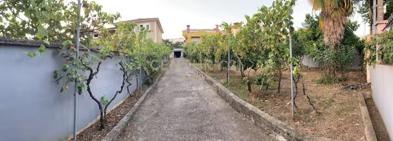 BUILDING FOR RENT 2 FLOORS + ATTIC WITH YARD NEXT TO MAIN ROAD!