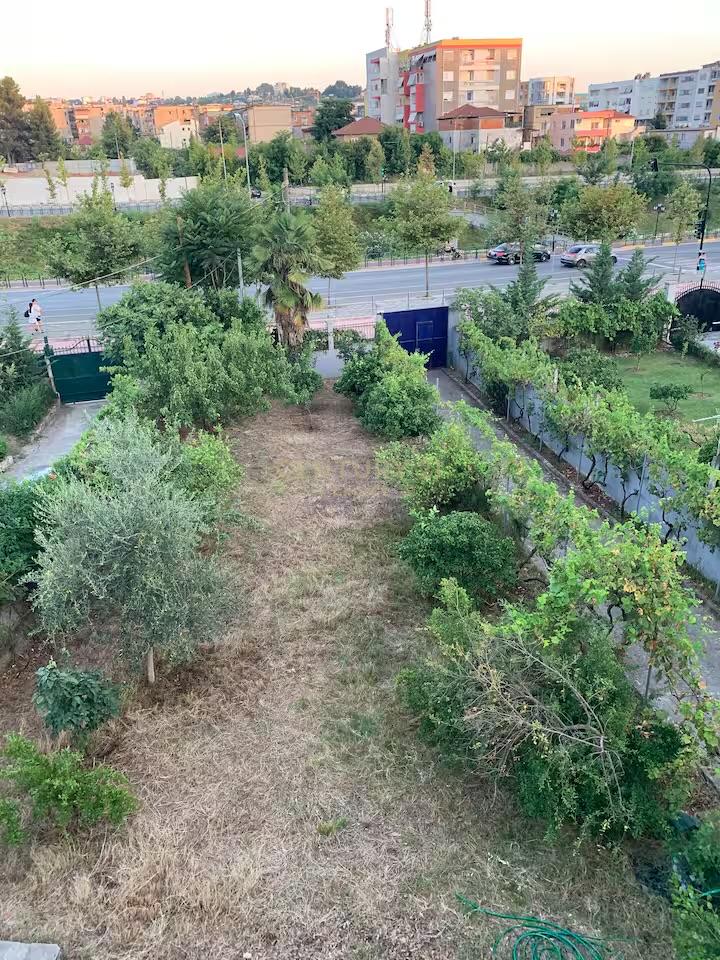 BUILDING FOR RENT 2 FLOORS + ATTIC WITH YARD NEXT TO MAIN ROAD!