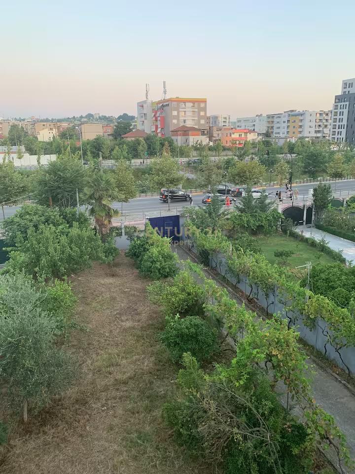 BUILDING FOR RENT 2 FLOORS + ATTIC WITH YARD NEXT TO MAIN ROAD!