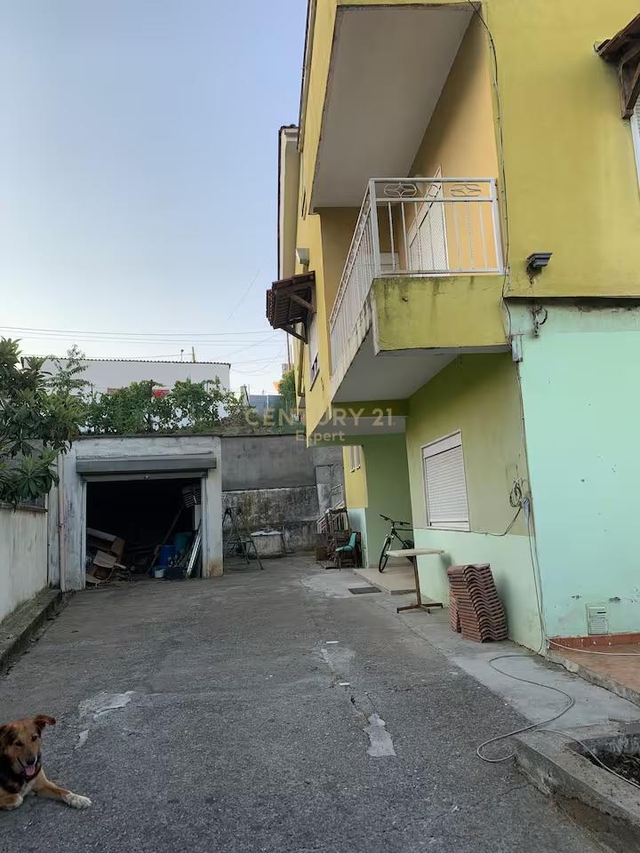 BUILDING FOR RENT 2 FLOORS + ATTIC WITH YARD NEXT TO MAIN ROAD!