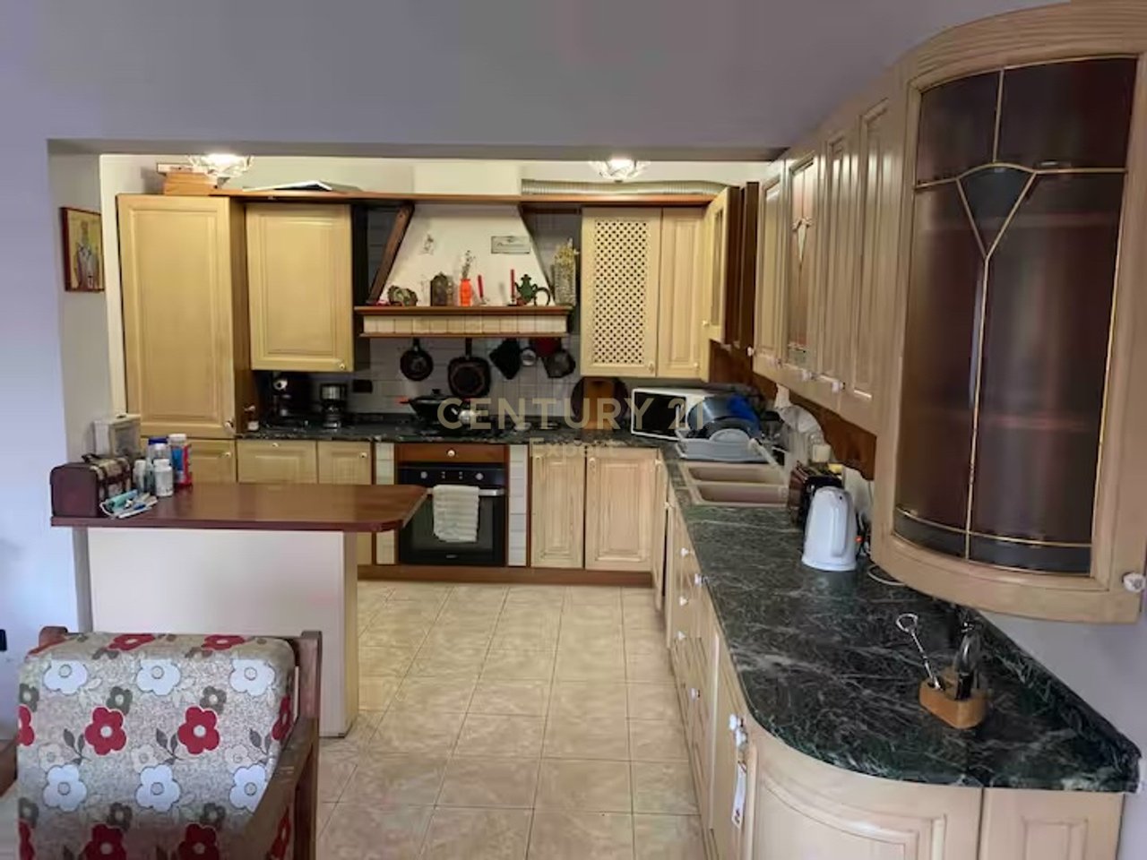 BUILDING FOR RENT 2 FLOORS + ATTIC WITH YARD NEXT TO MAIN ROAD!