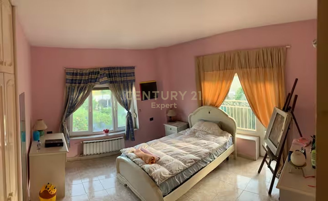 BUILDING FOR RENT 2 FLOORS + ATTIC WITH YARD NEXT TO MAIN ROAD!