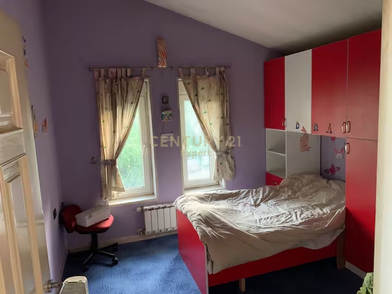 BUILDING FOR RENT 2 FLOORS + ATTIC WITH YARD NEXT TO MAIN ROAD!