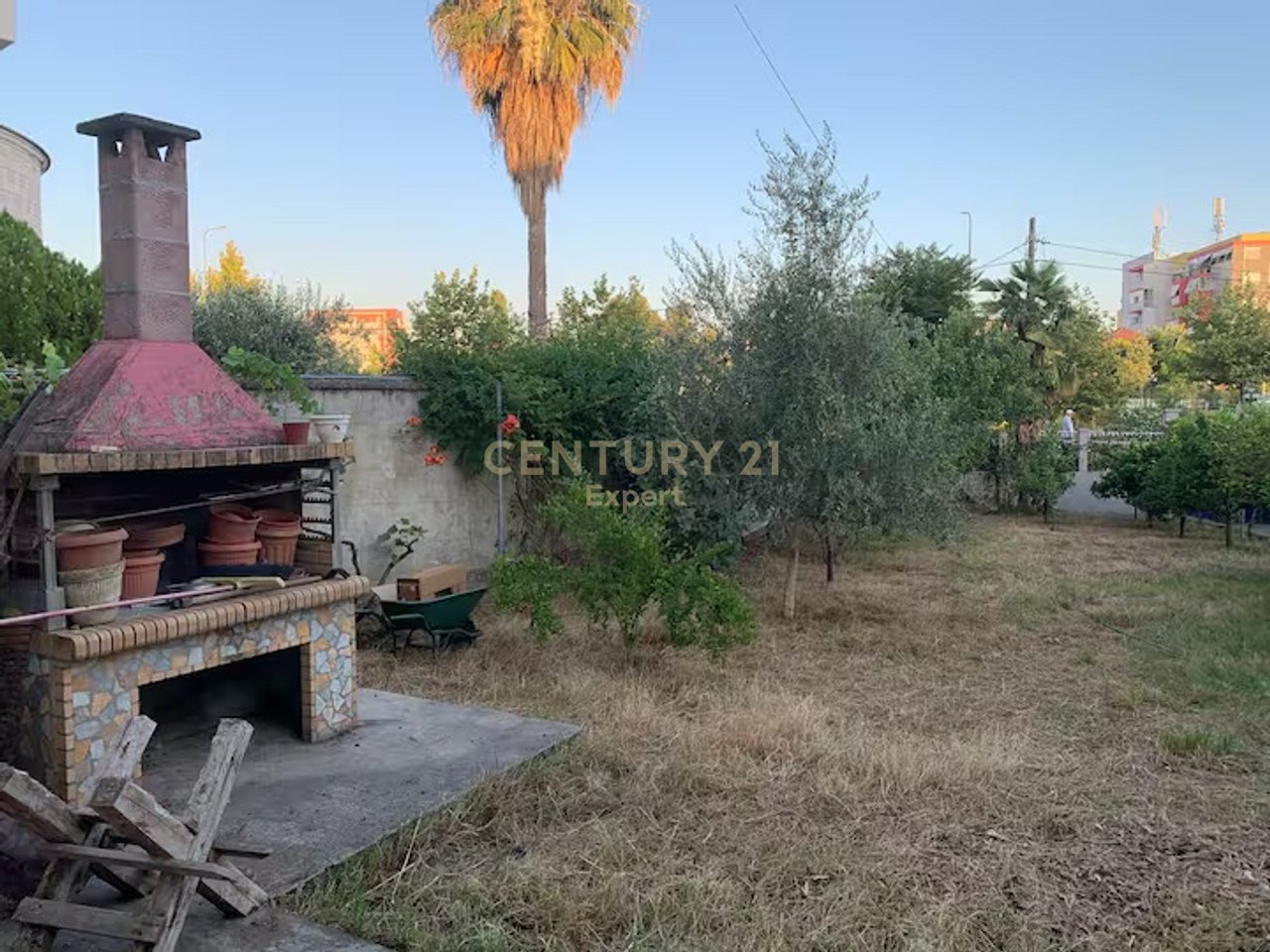 BUILDING FOR RENT 2 FLOORS + ATTIC WITH YARD NEXT TO MAIN ROAD!