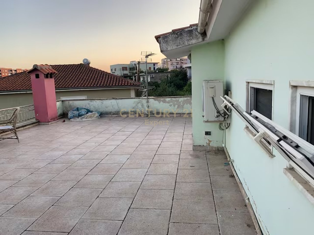 BUILDING FOR RENT 2 FLOORS + ATTIC WITH YARD NEXT TO MAIN ROAD!