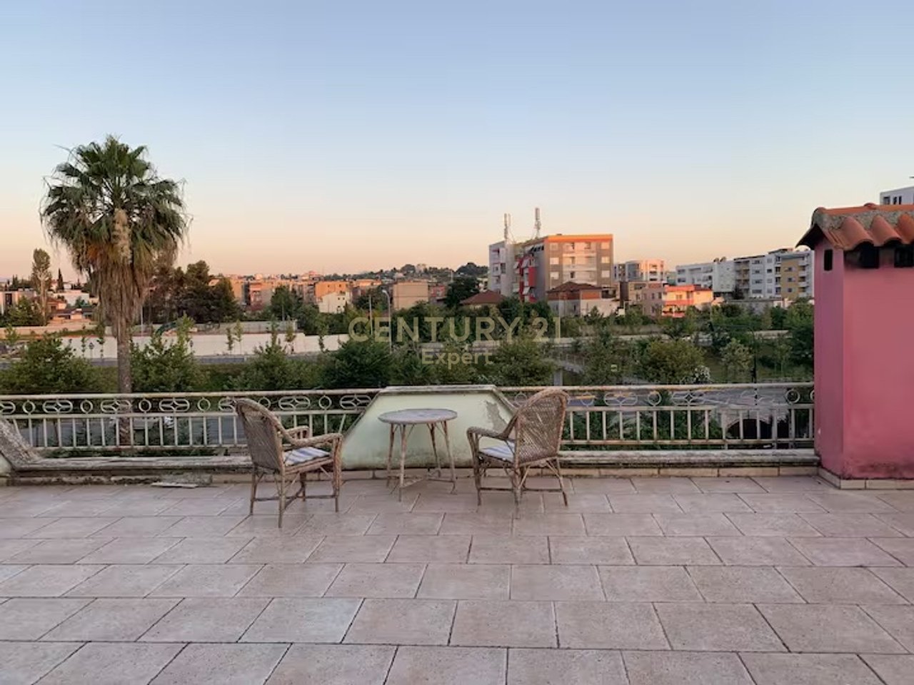 BUILDING FOR RENT 2 FLOORS + ATTIC WITH YARD NEXT TO MAIN ROAD!