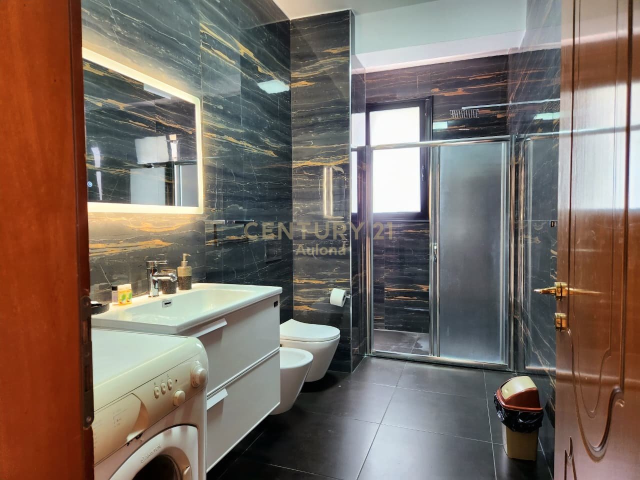 Apartament 1+1 me Pamje nga Deti në Lungomare 1, Vlorë