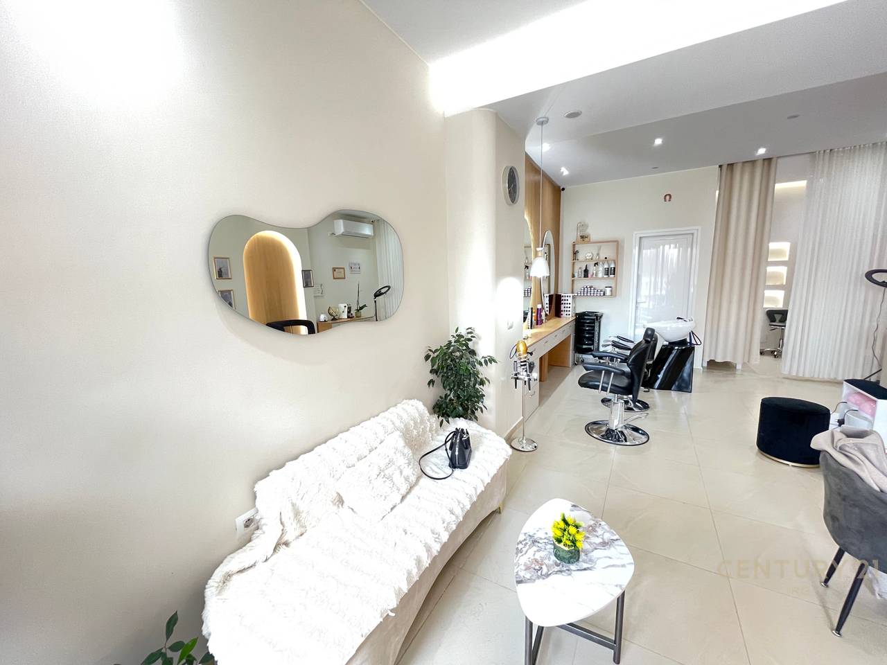 AMBIENTE PARRUCCHIERE / ESTETICA IN AFFITTO VICINO A SQUARE 21, STRADA DI KAVAJËS