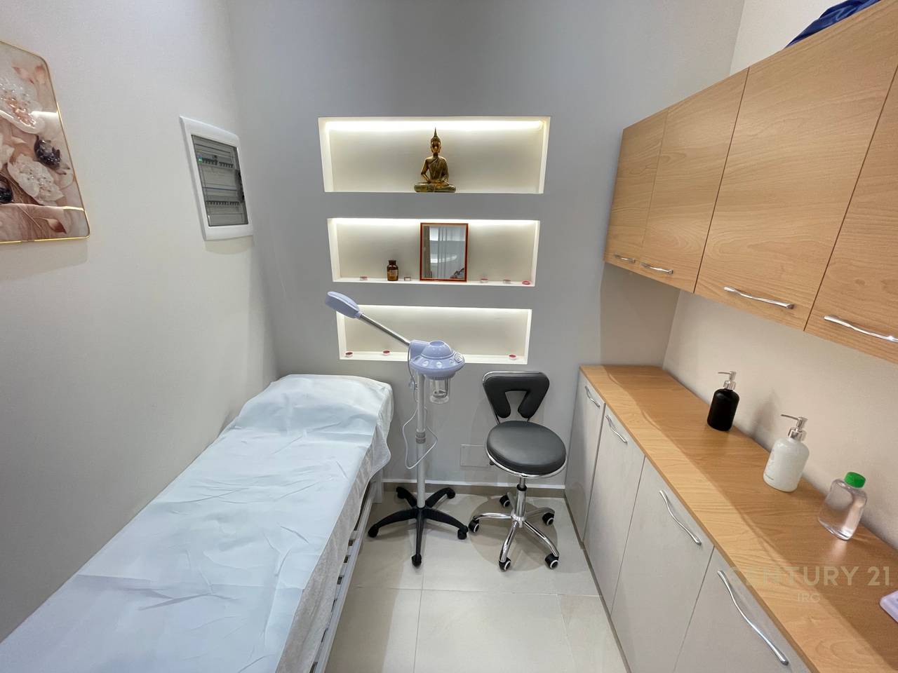 AMBIENTE PARRUCCHIERE / ESTETICA IN AFFITTO VICINO A SQUARE 21, STRADA DI KAVAJËS