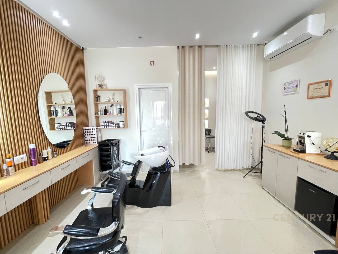 AMBIENTE PARRUCCHIERE / ESTETICA IN AFFITTO VICINO A SQUARE 21, STRADA DI KAVAJËS