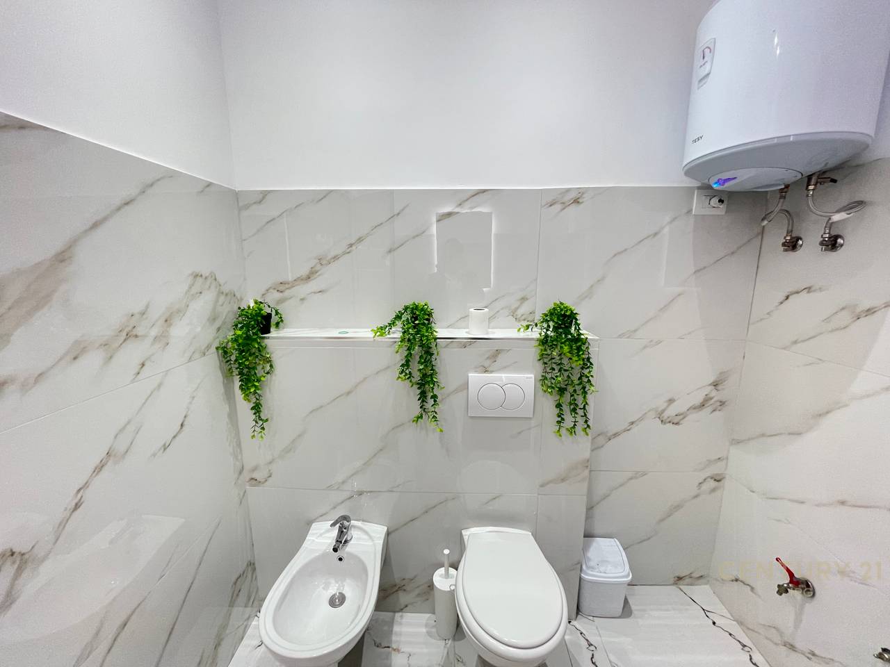 AMBIENTE PARRUCCHIERE / ESTETICA IN AFFITTO VICINO A SQUARE 21, STRADA DI KAVAJËS