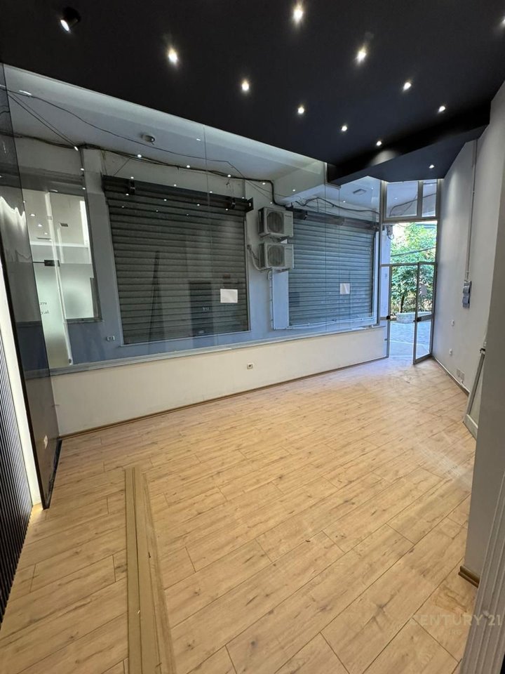 SHOP FOR RENT ON BARRICADES STREET!