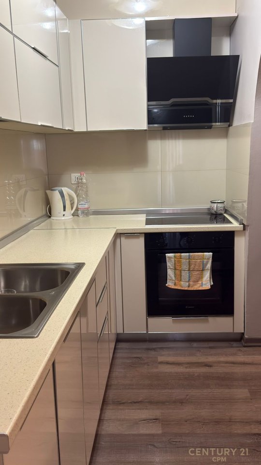 Shitet apartament 2+1+2 tek Rruga Naim Frasheri