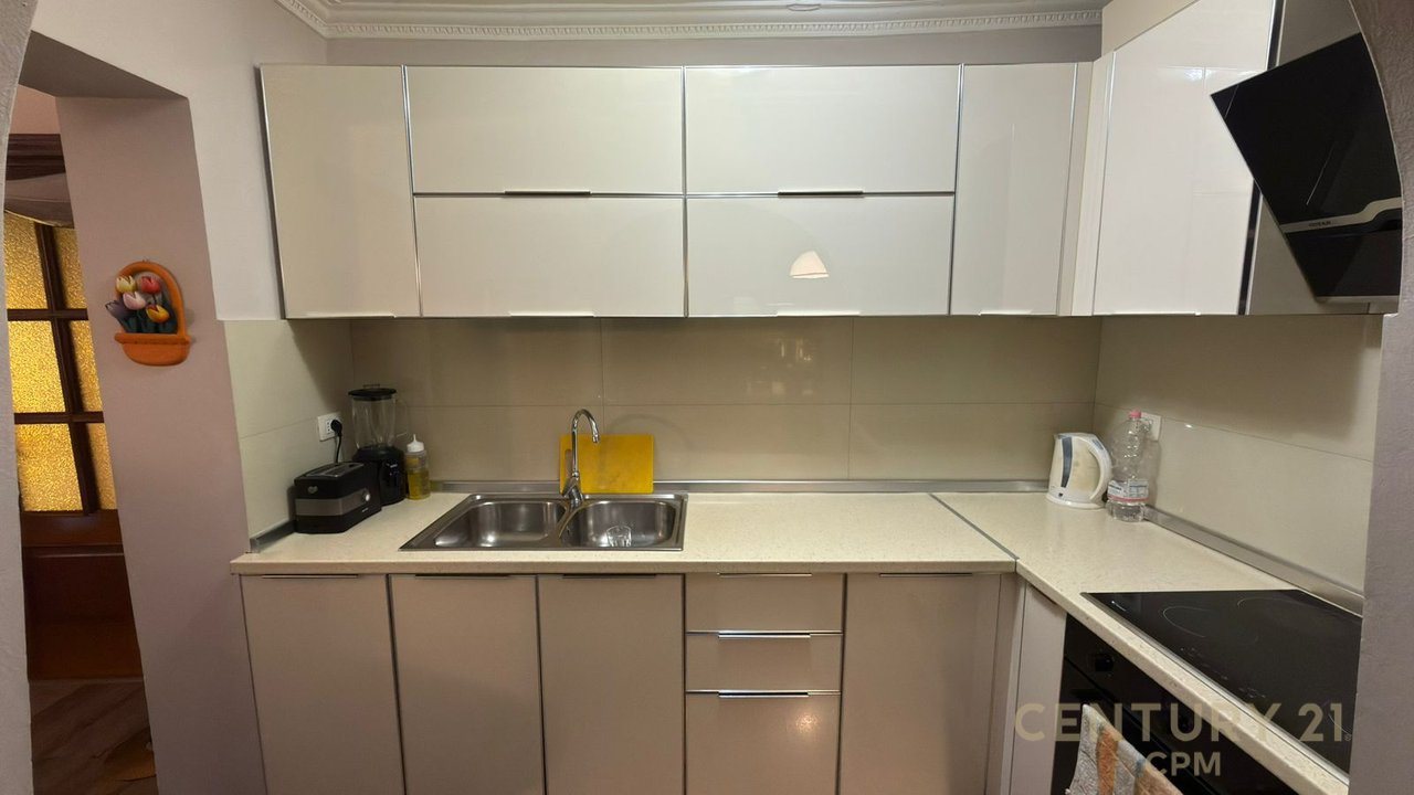 Shitet apartament 2+1+2 tek Rruga Naim Frasheri