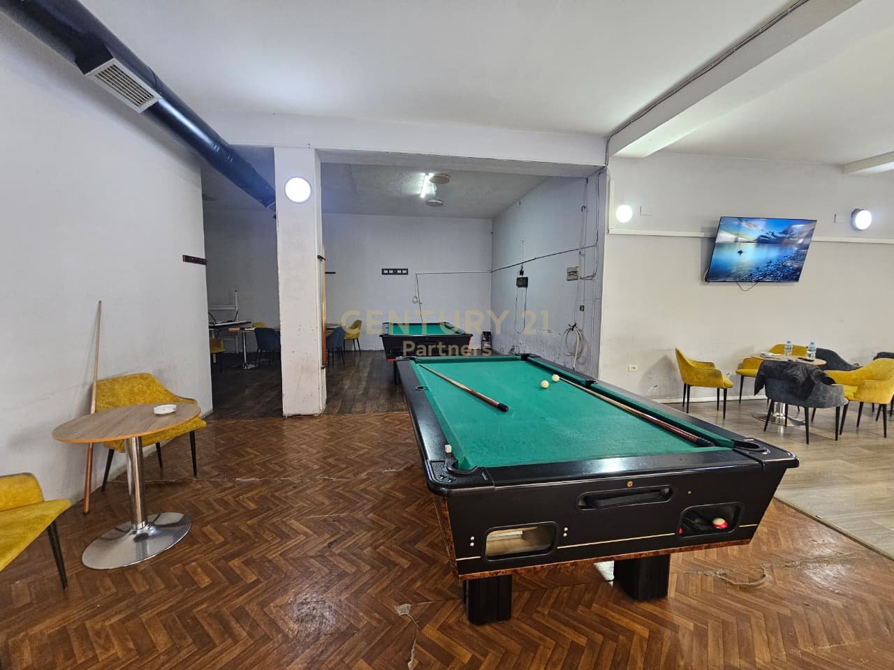 I rent a commercial space on Siri Kodra street!