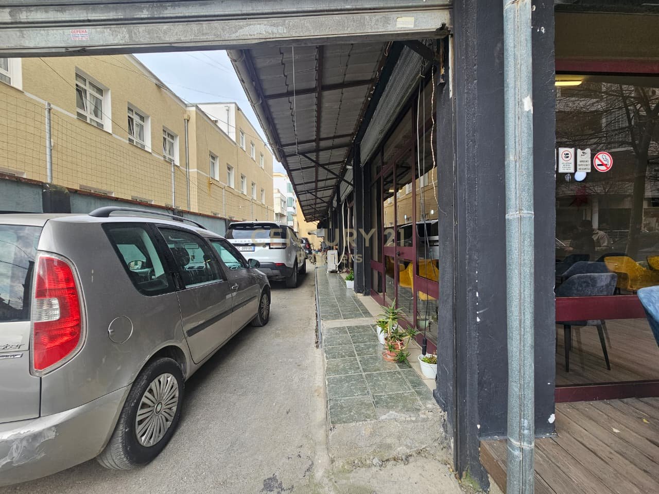 I rent a commercial space on Siri Kodra street!
