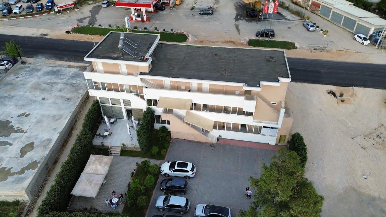 LOCALE COMMERCIALE IN AFFITTO SULLA STRADA TIRANA-NDROQ.