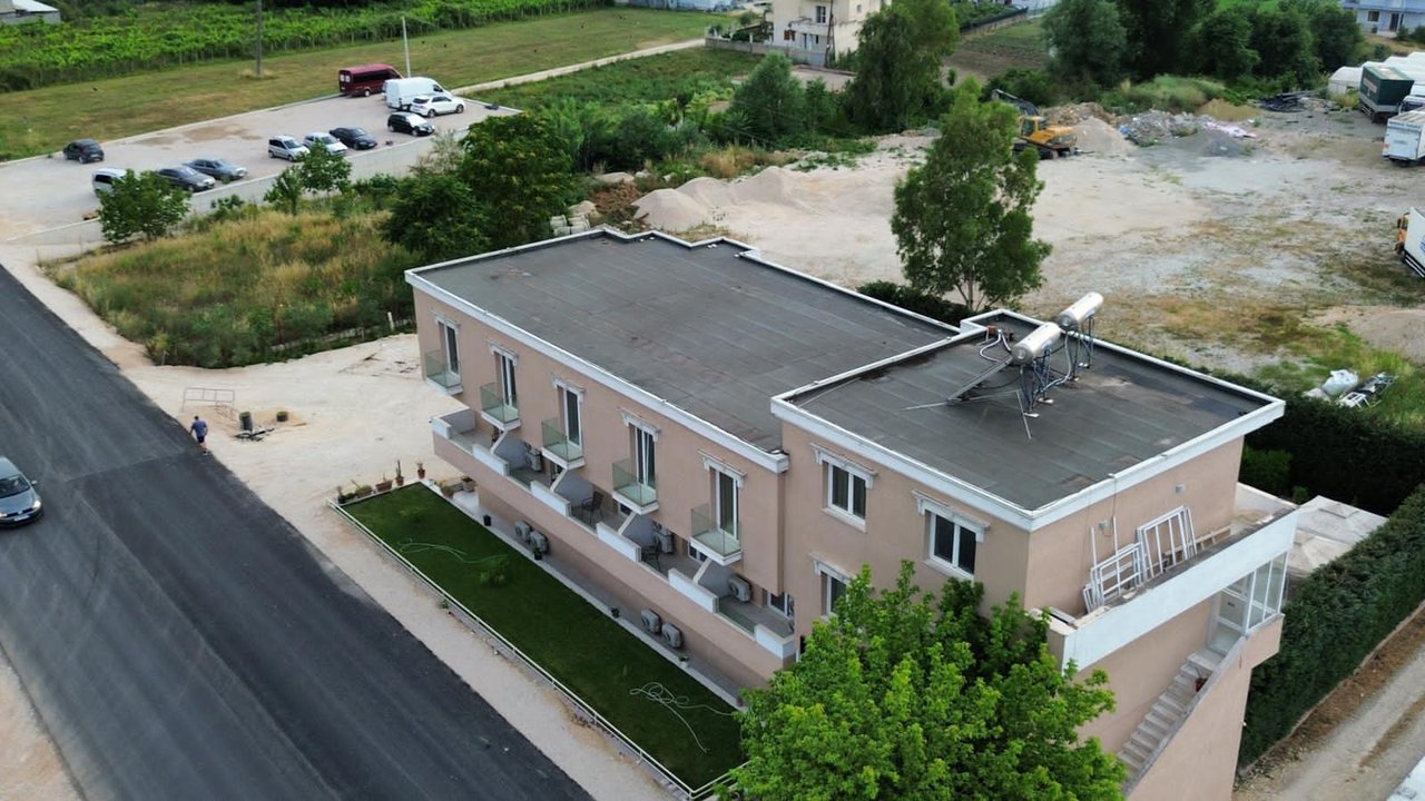 LOCALE COMMERCIALE IN AFFITTO SULLA STRADA TIRANA-NDROQ.