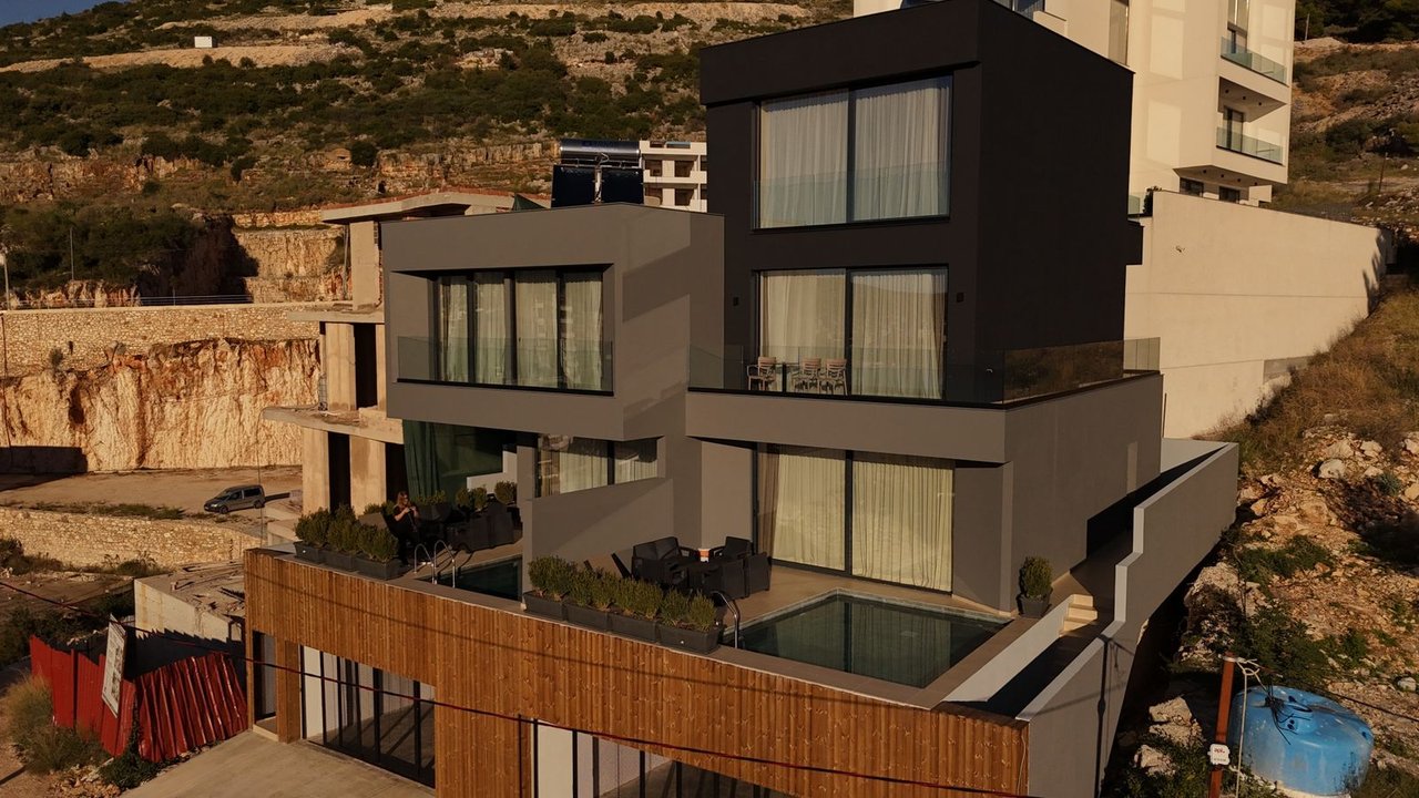 SARANDE, SHESIM VILE LUKSOZE ME PAMJE NGA DETI