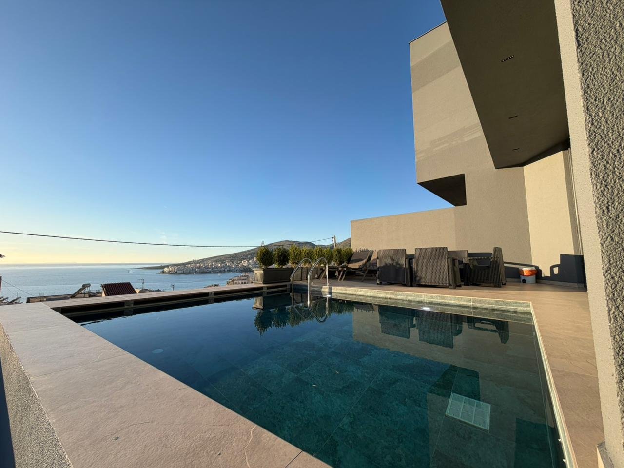 SARANDE, SHESIM VILE LUKSOZE ME PAMJE NGA DETI