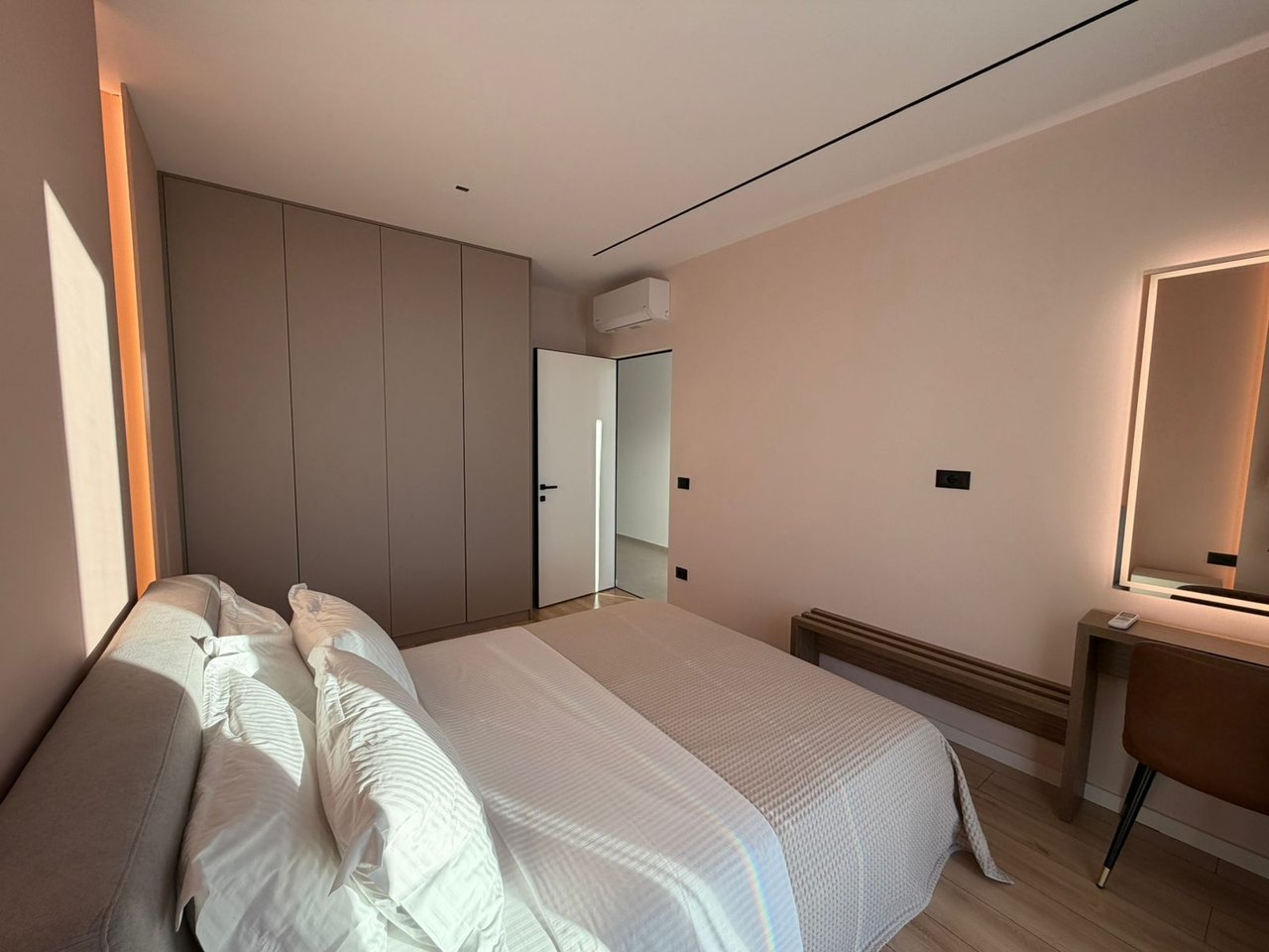 SARANDE, SHESIM VILE LUKSOZE ME PAMJE NGA DETI