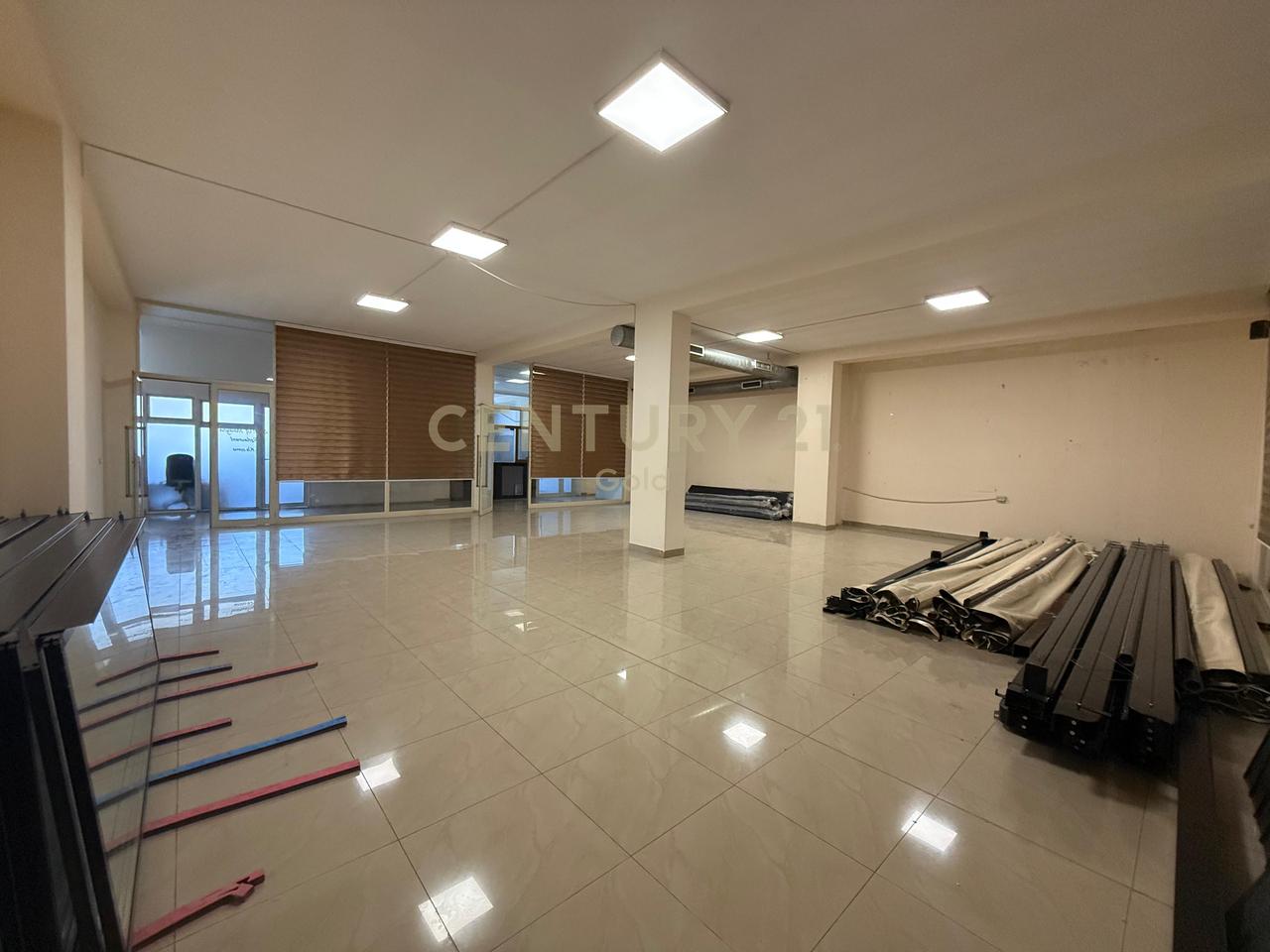 MULTIFUNCTIONAL COMMERCIAL SPACE FOR RENT NEAR CASA ITALIA!