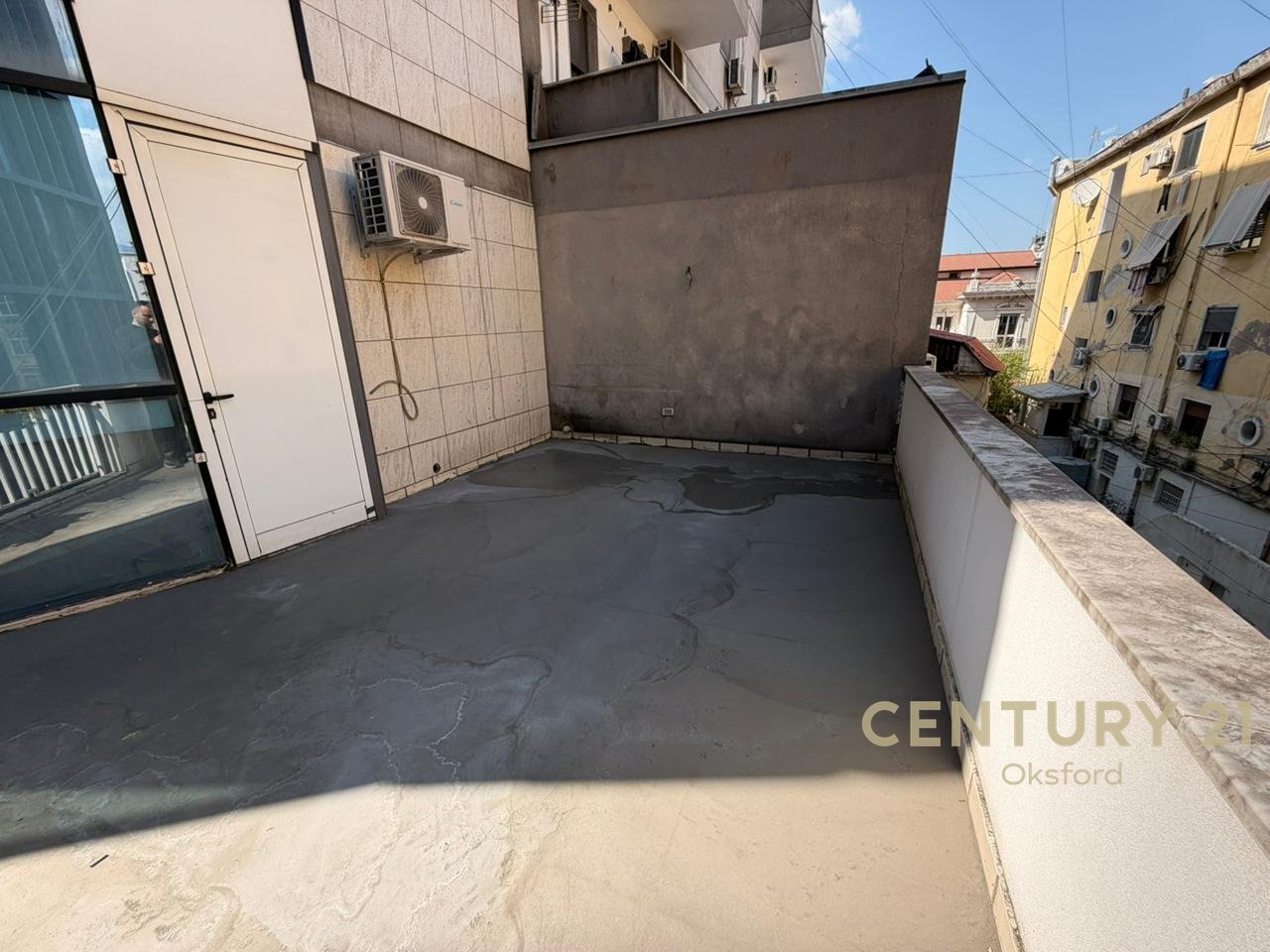 SHITET AMBIENT ZYRASH NE QENDER TE TIRANES