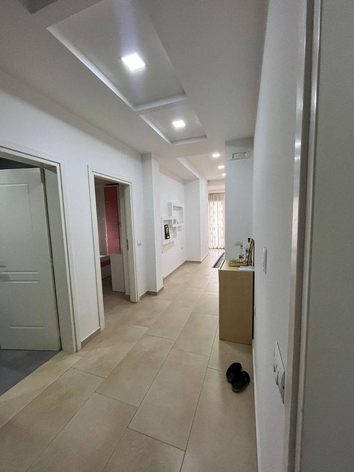 APARTAMENT 2+1 ME 2 TUALETE, I MOBILUAR – TERMINALI I VJETËR, POGRADEC