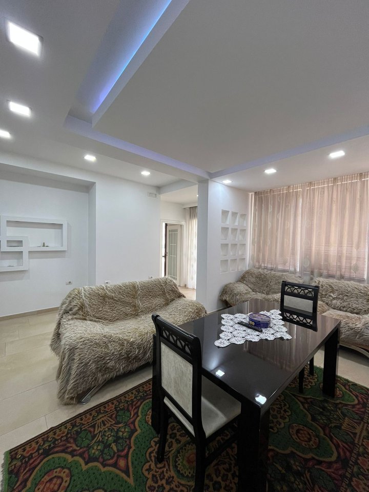 APARTAMENT 2+1 ME 2 TUALETE, I MOBILUAR – TERMINALI I VJETËR, POGRADEC