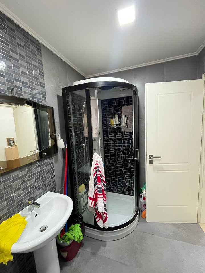 APARTAMENT 2+1 ME 2 TUALETE, I MOBILUAR – TERMINALI I VJETËR, POGRADEC