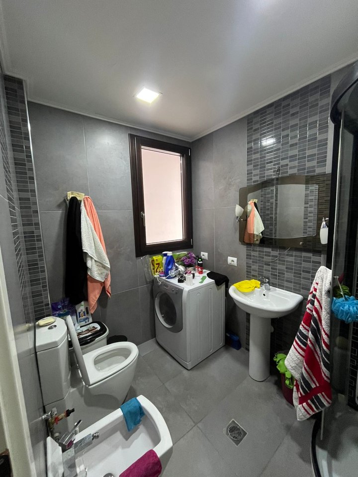 APARTAMENT 2+1 ME 2 TUALETE, I MOBILUAR – TERMINALI I VJETËR, POGRADEC