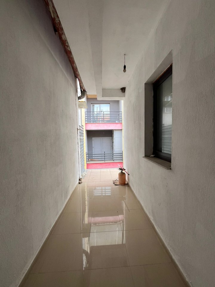 APARTAMENT 2+1 ME 2 TUALETE, I MOBILUAR – TERMINALI I VJETËR, POGRADEC