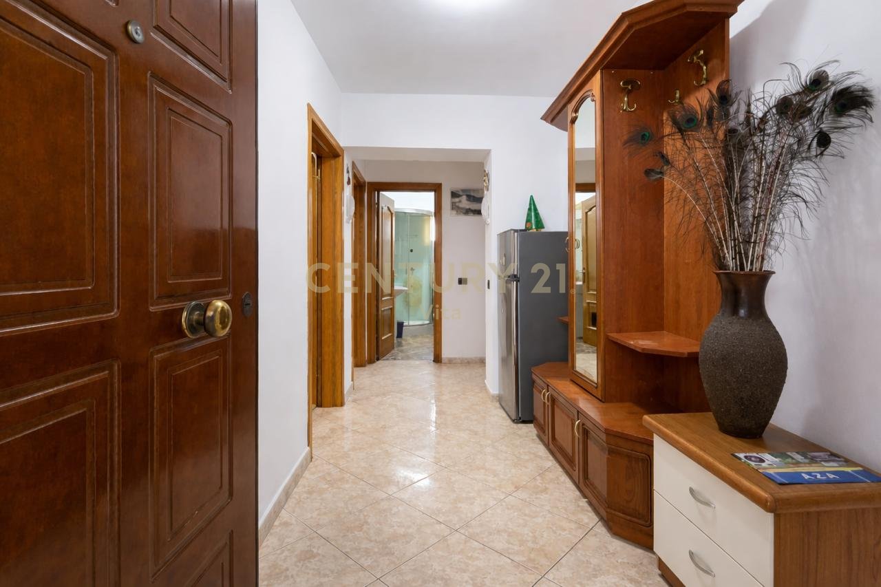 APARTAMENT ME QIRA 2+1 PRANE SPITALIT AMERIKAN , LAGJIA 18 , DURRES !!