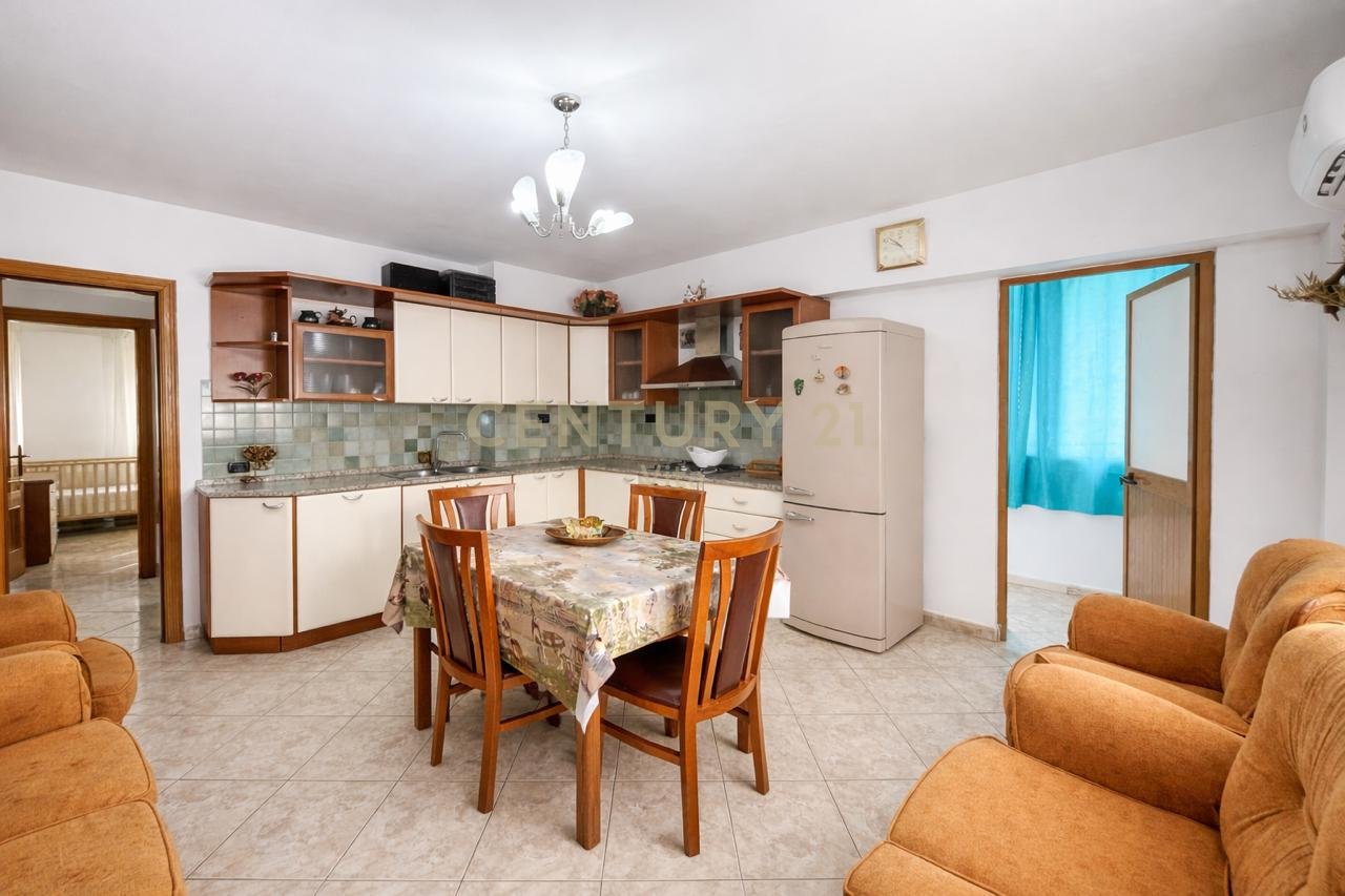 APARTAMENT ME QIRA 2+1 PRANE SPITALIT AMERIKAN , LAGJIA 18 , DURRES !!