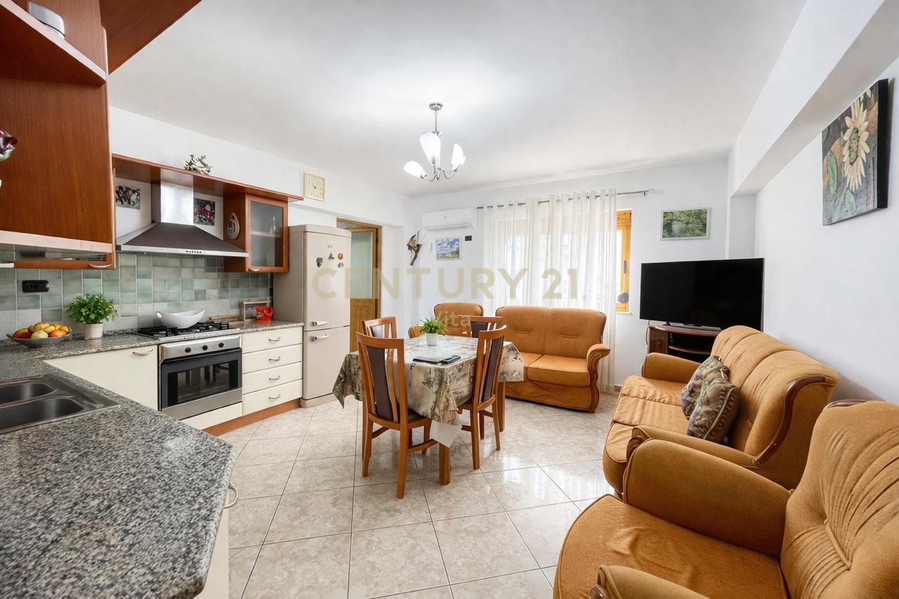 APARTAMENT ME QIRA 2+1 PRANE SPITALIT AMERIKAN , LAGJIA 18 , DURRES !!