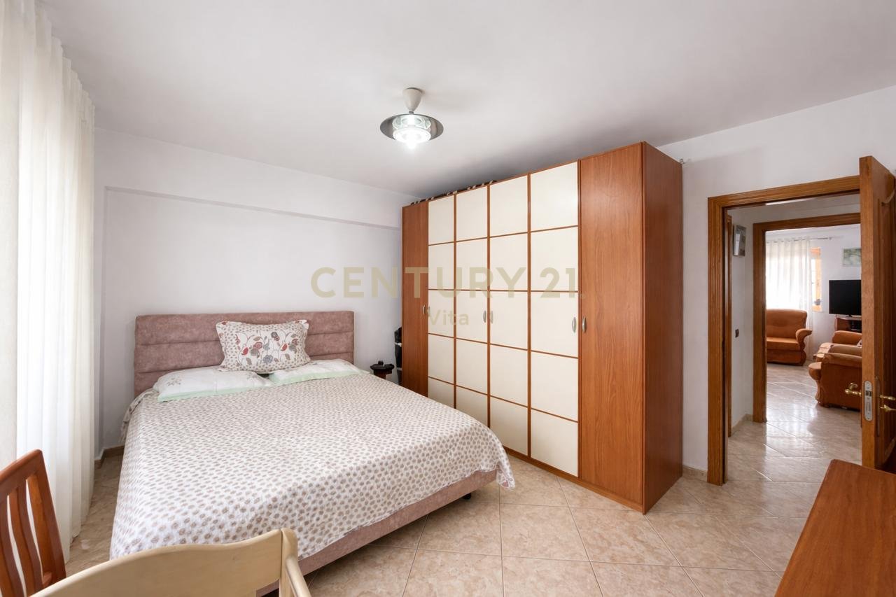 APARTAMENT ME QIRA 2+1 PRANE SPITALIT AMERIKAN , LAGJIA 18 , DURRES !!