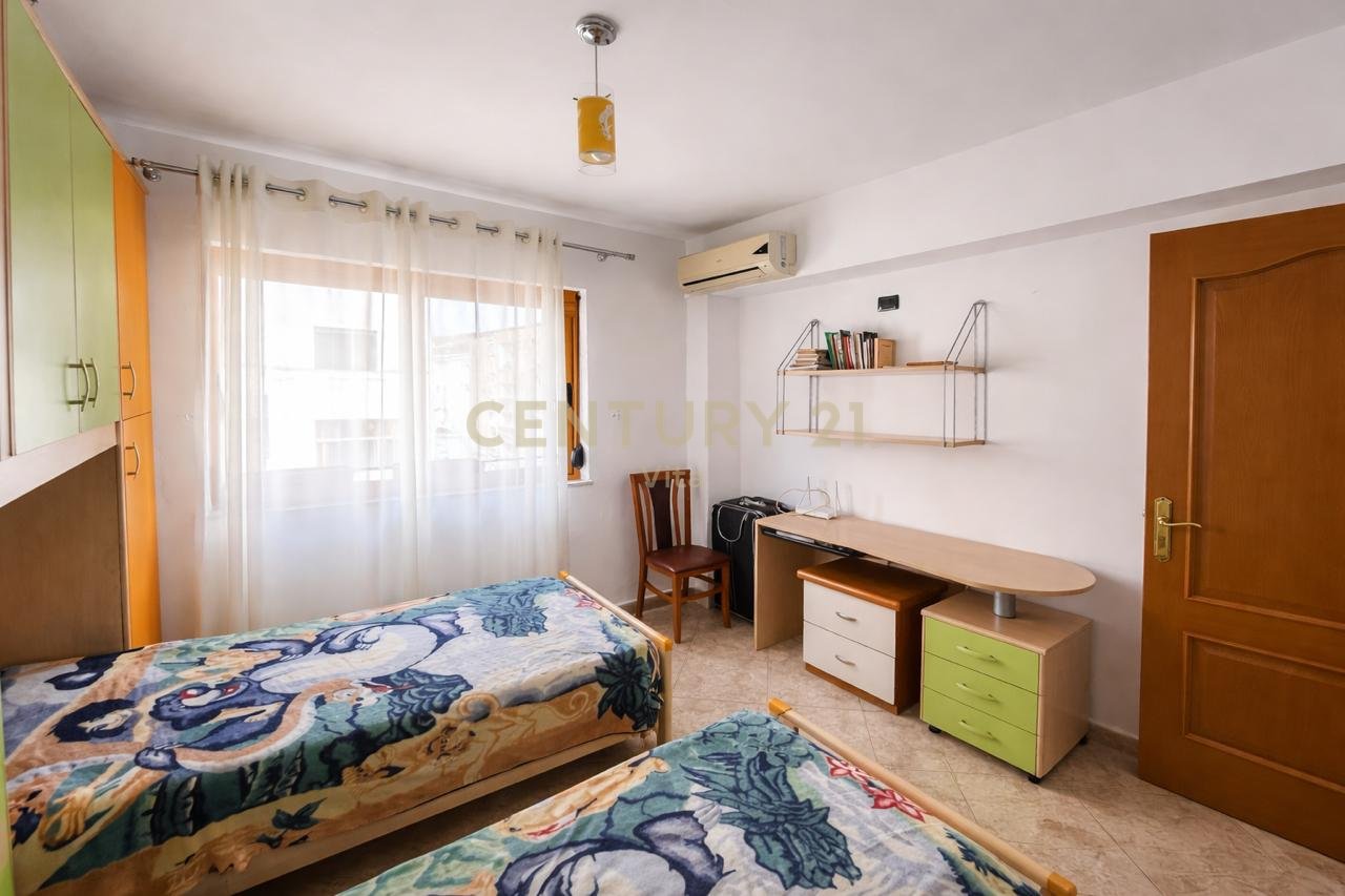 APARTAMENT ME QIRA 2+1 PRANE SPITALIT AMERIKAN , LAGJIA 18 , DURRES !!