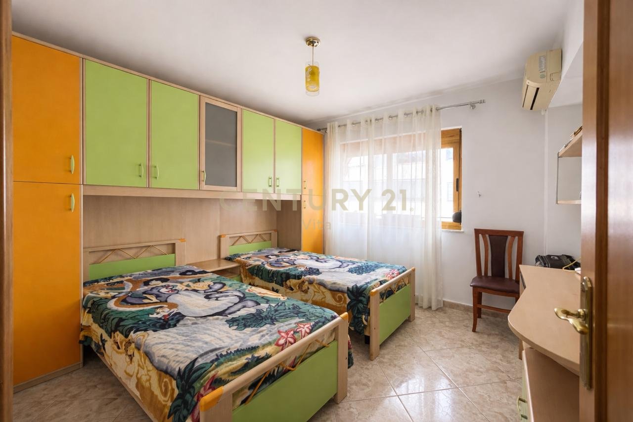 APARTAMENT ME QIRA 2+1 PRANE SPITALIT AMERIKAN , LAGJIA 18 , DURRES !!