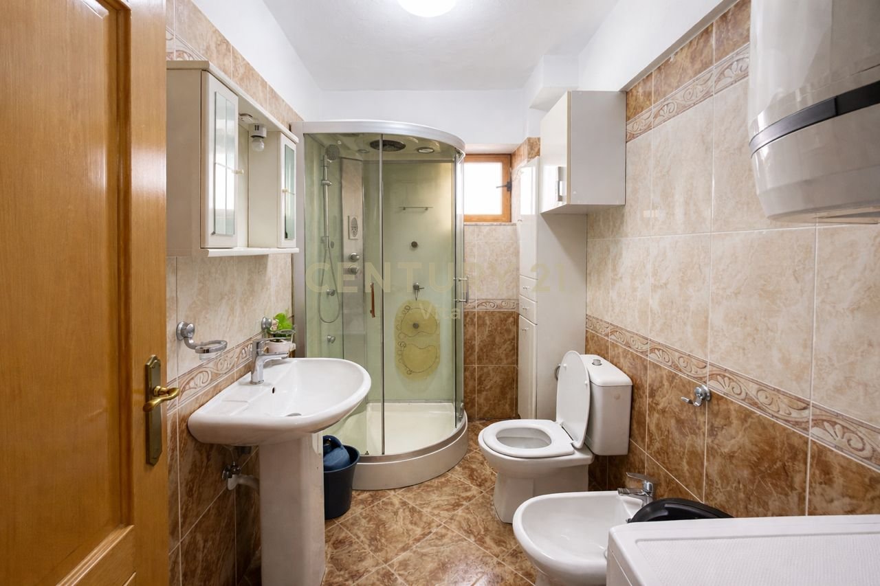 APARTAMENT ME QIRA 2+1 PRANE SPITALIT AMERIKAN , LAGJIA 18 , DURRES !!