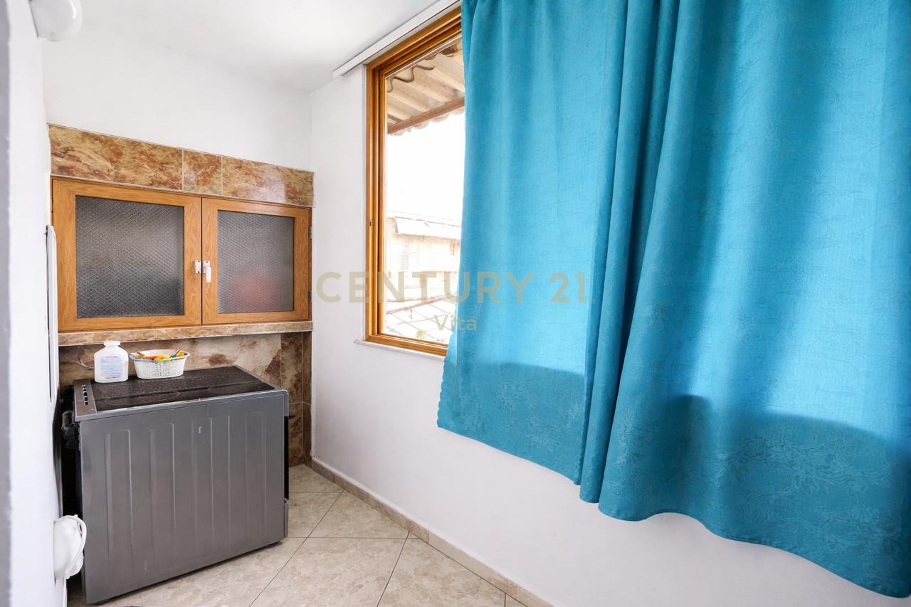 APARTAMENT ME QIRA 2+1 PRANE SPITALIT AMERIKAN , LAGJIA 18 , DURRES !!