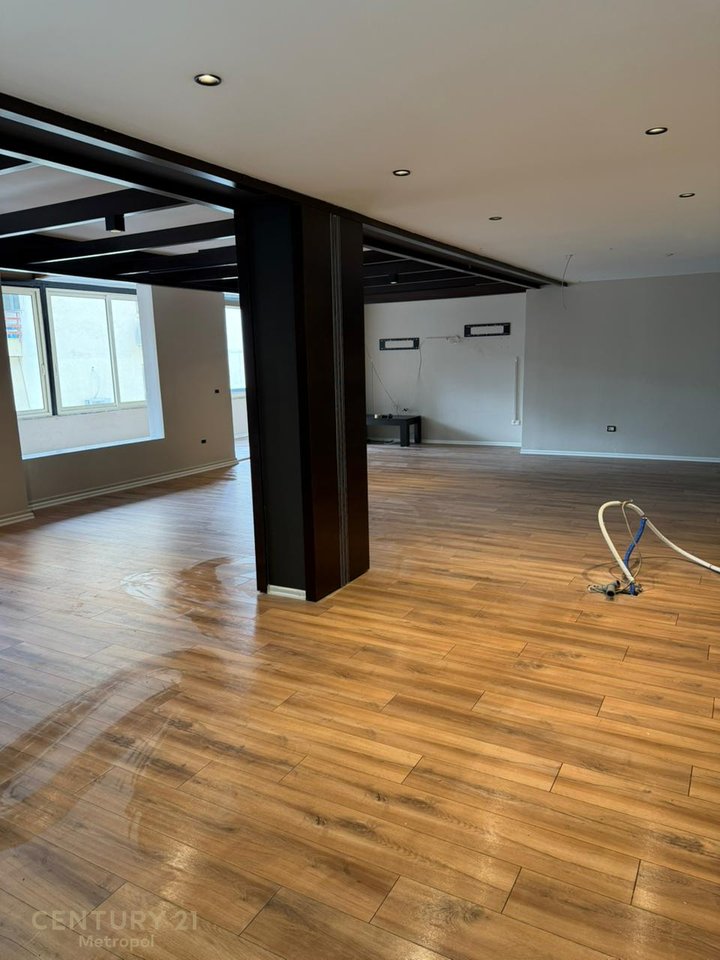 Zyrë  Me Qira në Liqeni i Thatë, Tiranë - 1100€ | 170 m²