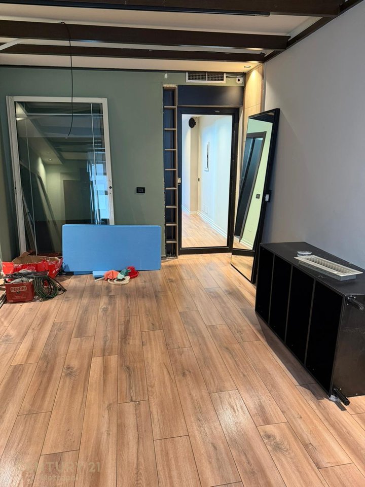 Zyrë  Me Qira në Liqeni i Thatë, Tiranë - 1100€ | 170 m²