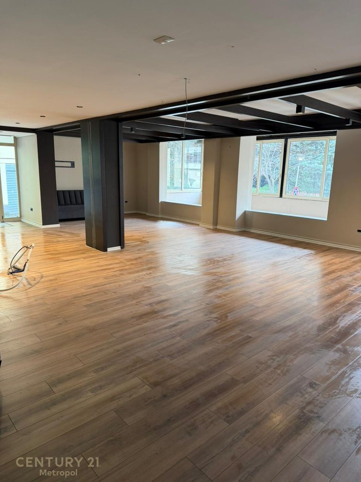 Zyrë  Me Qira në Liqeni i Thatë, Tiranë - 1100€ | 170 m²