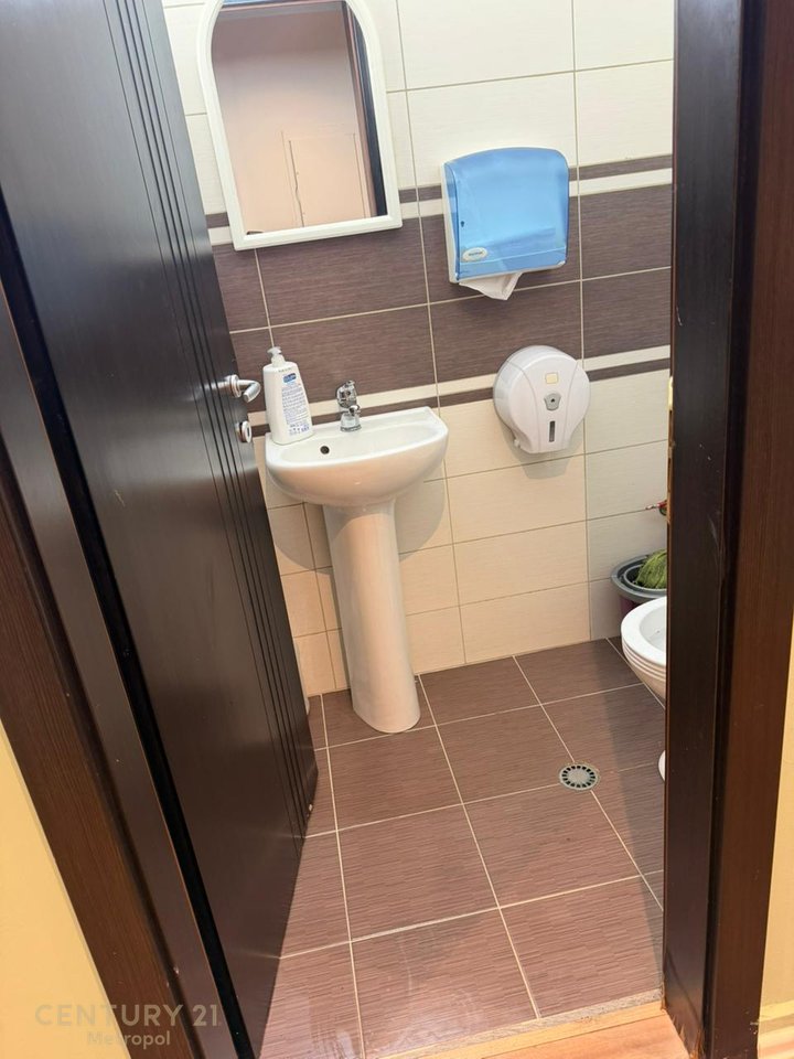 Zyrë  Me Qira në Liqeni i Thatë, Tiranë - 1100€ | 170 m²