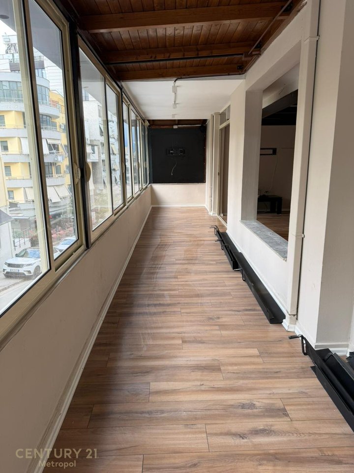 Zyrë  Me Qira në Liqeni i Thatë, Tiranë - 1100€ | 170 m²